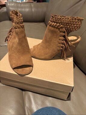 Lucky Brand Tan Suede Woven Cuff Fringe Peep-Toe Ankle Booties